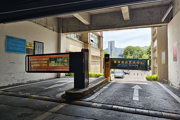 车牌识别系统怎么避免砸人砸车