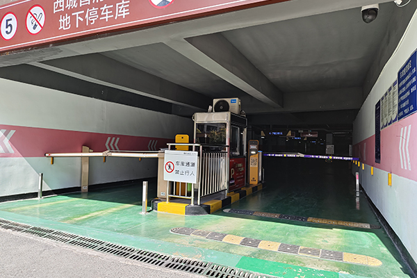小区停车场怎么选择车牌识别系统